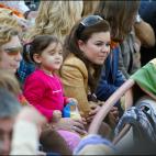 Julia con su madre en la Feria taurina de Ubrique, en 2006.