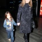 Mar&iacute;a Jos&eacute; Campanario y su hija Julia en la estaci&oacute;n de tren de Sevilla en 2010.