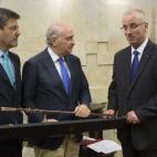 5c8b7dab240000f7054d9e03