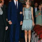 Los reyes de España, Felipe VI y Letizia, a su llegada al Teatro Olympia de Miami, donde han presidido el festival 'Recent Cinema from Spain', creado en 2011. La reina lleva vestido de seda con detalles en plata de Felipe Varela.