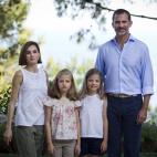 Los reyes con sus hijas en el palacio de Marivent