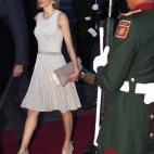 A su llegada al aeropuerto de México, en la primera visita de Estado de los Reyes a América.