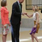 En la celebración del Bicentenario de la Grandeza de España, saludando a Eugenia Martínez de Irujo, duquesa de Montoro