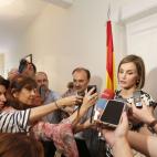 Hablando ante los medios en la embajada de España en Tegucigualpa, Honduras