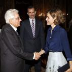 La reina Letizia saluda al presidente de Italia, Sergio Mattarella, en presencia del rey Felipe durante una recepción en el Palacio Real de Madrid.