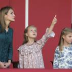 En el desfile de las Fuerzas Armadas, con sus hijas.