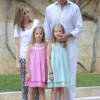 Con sus hijas, Sofía (derecha) y Leonor (izquierda) en su primer posado oficial en el palacio de Marivent (Mallorca) como reyes de España.