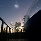 No hace falta cruzar fronteras para disfrutar de una experiencia astronómica única. En el hotel Mil Estrelles, en Girona, no dejan que el techo ni las paredes impidan disfrutar de los astros. Sus habitaciones burbuja están situadas en plena n...