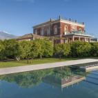 El objetivo del hotel italiano Zash es conseguir que sus huéspedes queden atrapados por la paz, los olores y los sonidos únicos del campo. Las suites están incrustadas por completo en el entorno verde que acoge al hotel gracias a los enormes ...