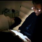 ¿Tu padre tiene insomnio y lee por las noches? ¿Trabaja demasiado?. Ahora puede hacerlo desde la cama sin molestar a tu madre. Esta montura de gafas incluye dos luces Led en los laterales. También sirve para cuando viaje en tren o avión.