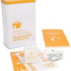 En muchas librerías se puede encontrar este kit de supervivencia para aquellos que necesitan de un alivio momentáneo en las duras jornadas laborales. El pack contiene un libro lleno de consejos para echar unas risas, una bola antiestrés con l...