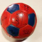 "Balón nunca usado, en buen estado, con las firmas de Viktor, Caldere, Carrasco, etc."