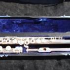 Flauta Arista de oro de 14 quilates hecha a mano. Según el vendedor, "proceden de una colección de alta calidad de flautas muy hermosas y raras". Viene en su caja original forrada de terciopelo azul y nunca ha sido usada.