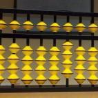 Ábaco de profesor tipo Soroban japonés, 13 columnas. "Herramienta indispensable para el profesor en las aulas", asegura el vendedor. Tamaño: 73 cm x 30 cm x 7 cm. El marco es de madera y está pintado en negro "de gran calidad, con un grosor ...