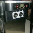 Material completo para hacer yogur helado: bancos de trabajo de acero inoxidable, mesas, sillas, máquina y mostrador de toppings con cámara de frío incorporada, instalación para cocinar los chocolates al baño maría.