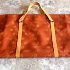 Bolsa de viaje y portatrajes de Louis Vuitton de la edición limitada de la Copa América 1995, en Kabul. "Especial para coleccionistas. Muy buscada", escribe el dueño.