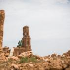 Municipio maldito por los acontecimientos de los que ha sido escenario a lo largo de la historia. La Guerra Civil hizo de Belchite un epicentro de bombardeos, donde aún hoy se puede observar en su iglesia —único edificio en pie— los destr...