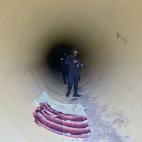 Bajo una trampilla en las duchas, había un hueco de 50 por 50 centímetros y 1,5 metros de profundidad que comunicaba con un conducto vertical.