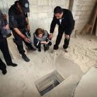 Ese hueco daba acceso a un túnel vertical que habían excavado los compinches del 'Chapo'. El conducto tenía diez metros de profundidad y en él se había instalado una escalera para poder bajar sin problemas.