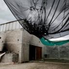 Ese conducto comunicaba, a su vez, con un túnel de más de kilómetro y medio y que contaba con tubería de pvc para ventilación, alumbrado y una motocicleta adaptada sobre rieles como mecanismo de extracción que, al parecer, fue usada para s...