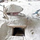 El pasaje desembocaba en un inmueble que se encuentra en obras, al suroeste de la prisión, en la colonia Santa Juanita. En esta imagen puedes ver el orificio por el que salió el 'Chapo'.