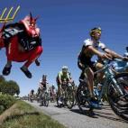 Vistiéndote de diablo como todos los años mientras das saltos desaforadamente.