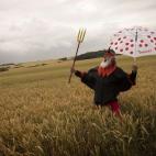 Y, en otra versión, meterte entre las espigas con un tridente, unos cuernos y un paraguas, aunque ni llueva ni haga sol.