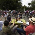 Dándote al vinillo junto a tus cuñados.