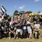 Vistiéndote con bolsas de basura y poniéndote un rollo de papel de cocina en la cabeza con dios sabe qué intención.