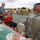 Tocándote unas canciones populares con tus amigos después de haberte apretado unas cuentas botellas y haber echado una partidita a las cartas.