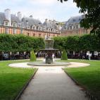 Esta plaza, aunque est&eacute; considerada una de las m&aacute;s bellas del mundo, suele pasar desapercibida para los turistas, por lo que es un lugar perfecto para escaparte del bullicio y disfrutar de un momento de relax con la mejor compa&nti...