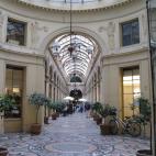 Este rinc&oacute;n tiene la esencia de las matrioskas: esas mu&ntilde;ecas rusas que albergan una m&aacute;s peque&ntilde;a en su interior. En realidad es una galer&iacute;a de galer&iacute;as y, seg&uacute;n dicen los que la visitan, es como vi...