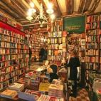 Piensa en la librer&iacute;a con m&aacute;s encanto que puedas y, aun as&iacute;, te quedar&aacute;s lejos de imaginar un lugar tan maravilloso como Shakespeare &amp; Co. No s&oacute;lo es una librer&iacute;a: aqu&iacute; vivi&oacute; su propiet...