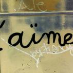 Este mural, formado por 511 baldosas, est&aacute; escondido en la plazoleta de la place des Abbesses, sobre la colina de Montmartre. Aqu&iacute; podr&aacute;s encontrar m&aacute;s de 300 formas de decir 'te quiero'. La historia detr&aacute;s de ...