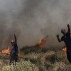 Bomberos tratan de sofocar un incendio en el suburbio de Ilioupoli en Atenas (Grecia).
