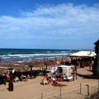 En el valenciano pueblo de Oliva, a medio camino entre Denia y Gandía, se encuentra uno de los chiringuitos más originales del mundo: el Olí-ba-ba. Famoso en todo Valencia por sus moáis, el Olí-ba-ba es de los pocos chiringuitos de Oliva qu...