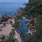 Al borde de un acantilado en Bali se encuentra Rock Bar, una terraza con piscina y unas vistas asombrosas. Sus afortunados 360º de terraza lo convierten en el lugar de moda de Bali para disfrutar del atardecer, momento en el que el Rock Bar se ...