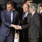 El presidente del gobierno Pedro Sánchez y el presidente del Tribunal Supremo Carlos Lesmes, se saludan a su llegada al Congreso de los Diputados, en el que se celebra esta mañana la solemne conmemoración del 40 aniversario de la Constitució...