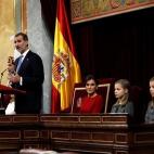El Rey Felipe VI, junto a la Reina Letizia, la princesa Leonor (2d) y la Infanta Sofía, en el hemiciclo del Congreso de los Diputados, en el que se celebra esta mañana la solemne conmemoración del 40 aniversario de la Constitución. EFE
