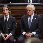 GRAF2626. MADRID, 06/12/2018.- Los expresidentes del Gobierno José María Aznar (i) y Felipe González, durante el acto de conmemoración del cuarenta aniversario de la Constitución que preside el rey Felipe VI en el Congreso. EFE/ Zipi
