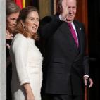 El Rey emérito Juan Carlos I y la presidenta del congreso Ana Pastor, en el exterior del Congreso de los Diputados, en el que se celebra esta mañana la solemne conmemoración del 40 aniversario de la Constitución, un 6 de diciembre en que coi...