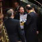 El líder de la formación morada Podemos, Pablo Iglesias, a su llegada al hemiciclo del Congreso de los Diputados, en el que se celebra esta mañana la solemne conmemoración del 40 aniversario de la Constitución. EFE