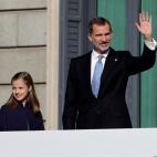 El Rey Felipe VI, junto a la princesa Leonor, en el exterior del Congreso de los Diputados, en el que se celebra esta mañana la solemne conmemoración del 40 aniversario de la Constitución, un 6 de diciembre en que coinciden, de forma excepcio...
