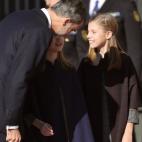 GRAF2571. MADRID, 06/12/2018.- El Rey Felipe VI, junto a la princesa Leonor (c), y la infanta Sofía, en el exterior del Congreso de los Diputados, en el que se celebra esta mañana la solemne conmemoración del 40 aniversario de la Constitució...