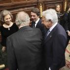 GRAF2649. MADRID, 06/12/2018.- Los Reyes eméritos Juan Carlos y Sofía, junto a los expresidentes del Gobierno José María Aznar (3d), Felipe González (2d) y Mariano Rajoy (d), a la salida del hemiciclo del Congreso de los Diputados tras fina...