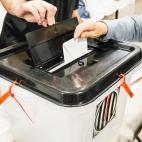 Durante las semanas anteriores el Gobierno central se dedic&oacute; a repetir que no habr&iacute;a urnas. Pero al final s&iacute; se vieron en muchos lugares de Catalu&ntilde;a. Coches particulares las repartieron en las escuelas y muchas hab&ia...