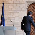 Marcha de empresas, vac&iacute;o internacional, la sombra del 155... El laberinto de Puigdemont se escenific&oacute; como nunca el jueves 26. Anunci&oacute; una comparecencia a las 13.30 horas con la intenci&oacute;n de salir del atolladero conv...