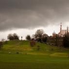 Dentro del parque de Greenwich, al otro lado del Támesis, se encuentra el Observatorio de Greenwich sobre una colina. Ese es el lugar donde también se encuentra localizado el famoso meridiano cero, responsable de los husos horarios del mundo. ...