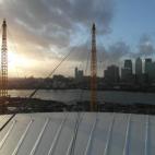 El centro de ocio O2 ofrece también la oportunidad de ver Londres desde las alturas pero sólo a los más intrépidos aventureros, ya que previamente los visitantes deberán escalar hasta la zona preparada para avistar la ciudad. Los que lo con...