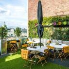 En Farrington, una popular zona de ocio nocturno, podemos encontrar este restaurante/bar de varias plantas que incluye una terraza en su parte superior. Bird of Smithfield es un lugar para tomar desde desayunos y almuerzos british home made hast...